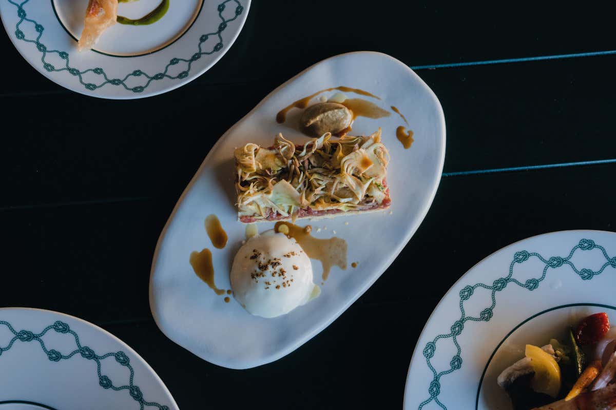 Tartare di Fassona, sfoglia croccante, carciofo crudo, kefir La Liguria nel piatto secondo Davide Galbiati nuovo executive chef del DaV Mare