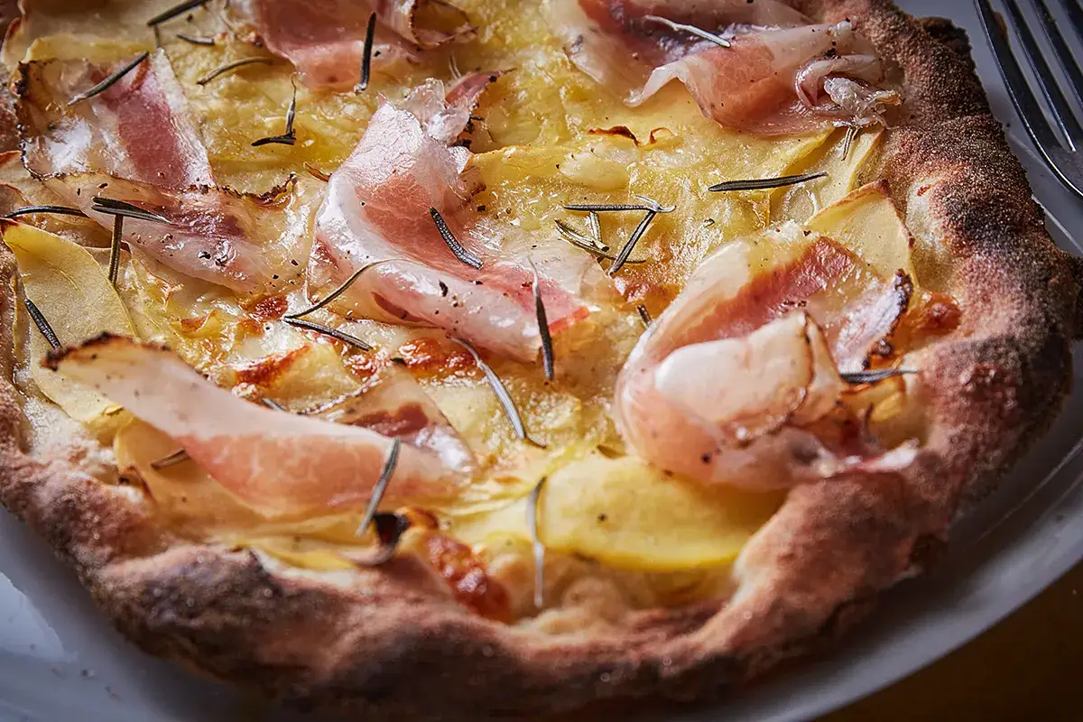 La pinsa patate, guanciale e rosmarino Non pi&ugrave; solo delivery, alla Garbatella apre 5e28