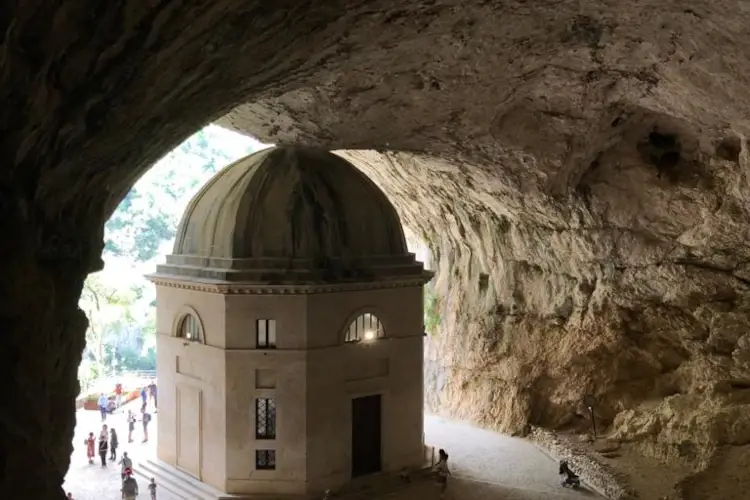 Tempietto del Valadier Frasassi Experience 2022 vacanze da vivere a &hellip; cielo aperto