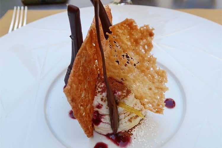 Cialda di nocciole dei Nebrodi, crema di ricotta di Gangi, zeste di limone, cioccolato Valrhona, gocce di sciroppo aspro al vino Frappato