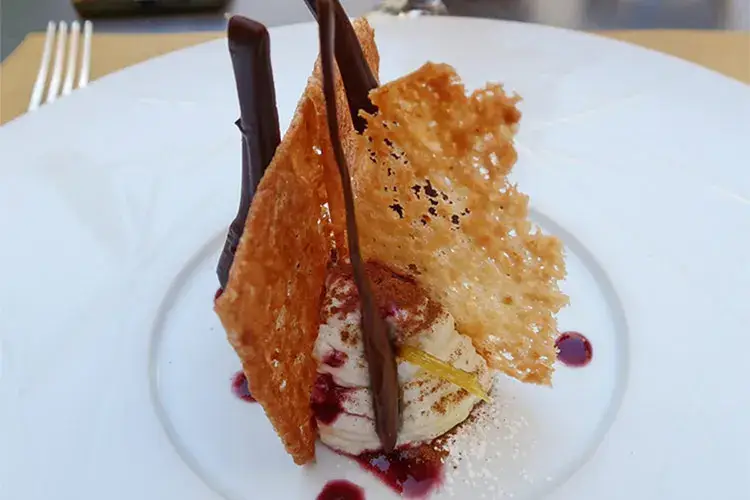 Cialda di nocciole dei Nebrodi, crema di ricotta di Gangi, zeste di limone, cioccolato Valrhona, gocce di sciroppo aspro al vino Frappato