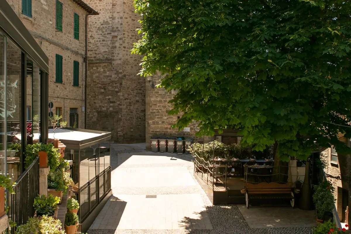ristorante Il Grottino con annesso resort di quattro camere Il Grottino a Gualdo Cattaneo, tra spiritualit&agrave;, bellezza e peccati di gola