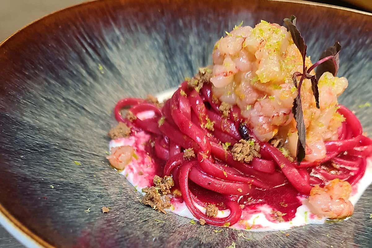 Linguine alla barbabietola, bottarga e gambero Sardina PastaBar, piatti di mare come quadri d’autore