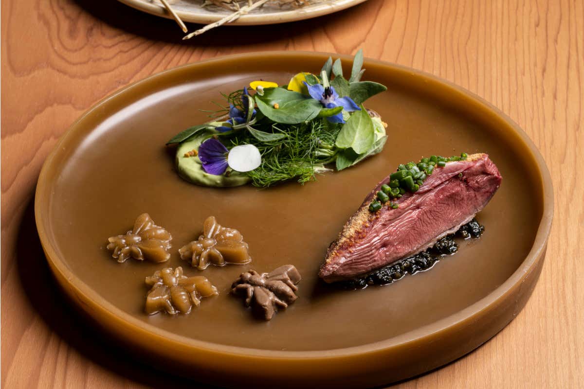 Piccione maturato in cera d’api, misticanza dell’orto marino Madonnina del Pescatore a Senigallia, il mare (e non solo) secondo Moreno Cedroni