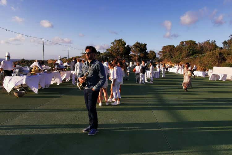 L'allestimento di una cena - In Sicilia e in Sardegna riaperti i 13 resort della famiglia Mangia