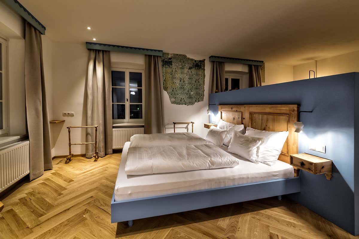 Una delle 8 esclusive suite di design del Niedermairhof, progettate con schermatura acustica totale