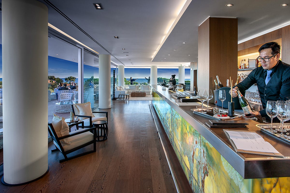 67 Sky Lounge Bar Splende il Lux Lucis al Forte, tra cucina creativa e on the beach