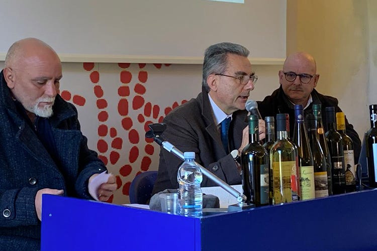 Il tavolo del nuovo direttivo (Produttori vinicoli in Liguria Nasce il primo Consorzio di tutela)
