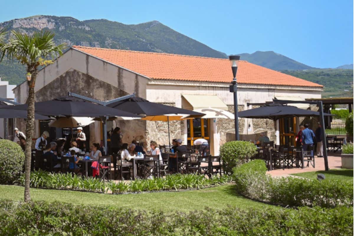 Vere massaie cilentane nella cucina de “La Dispensa San Salvatore” a Paestum