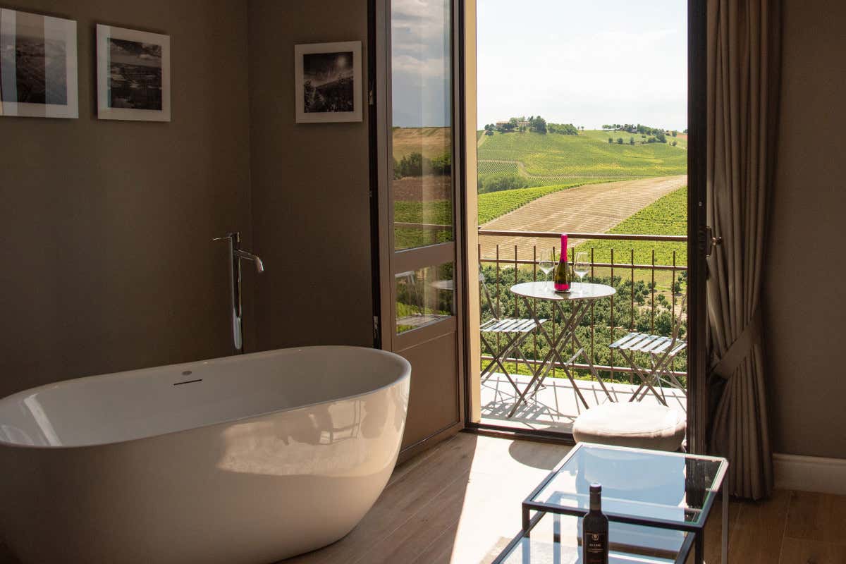 Estate tra i vigneti: Montalbera apre la sua terrazza con Jacuzzi