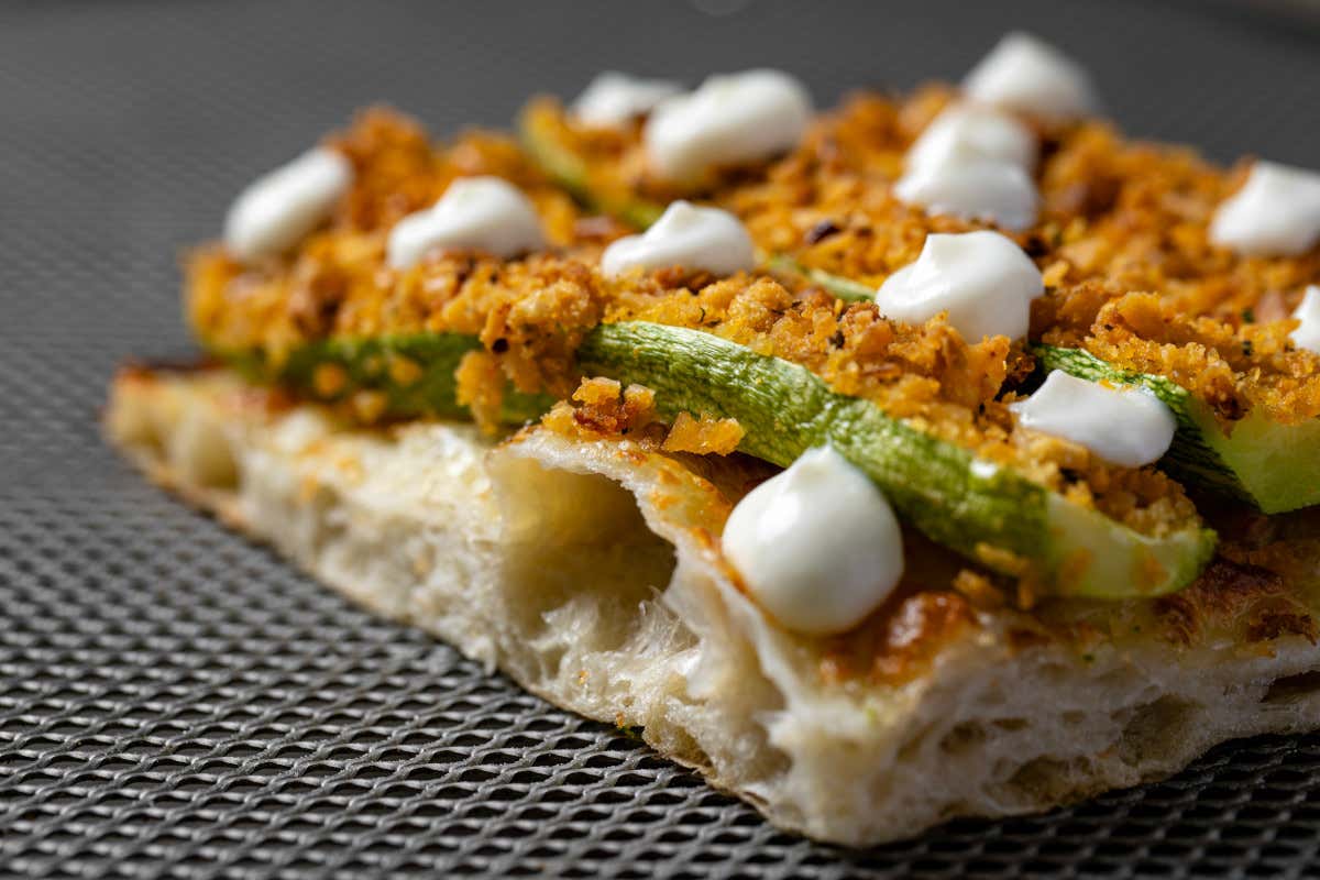 Pizza in teglia: da Frumentario finita al bancone come al £$passe$£ di una cucina