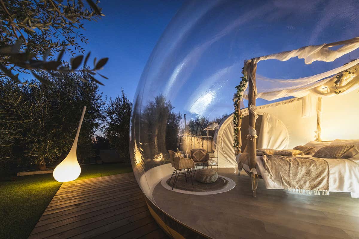 Una bolla trasparente tra campagna toscana e cielo stellato