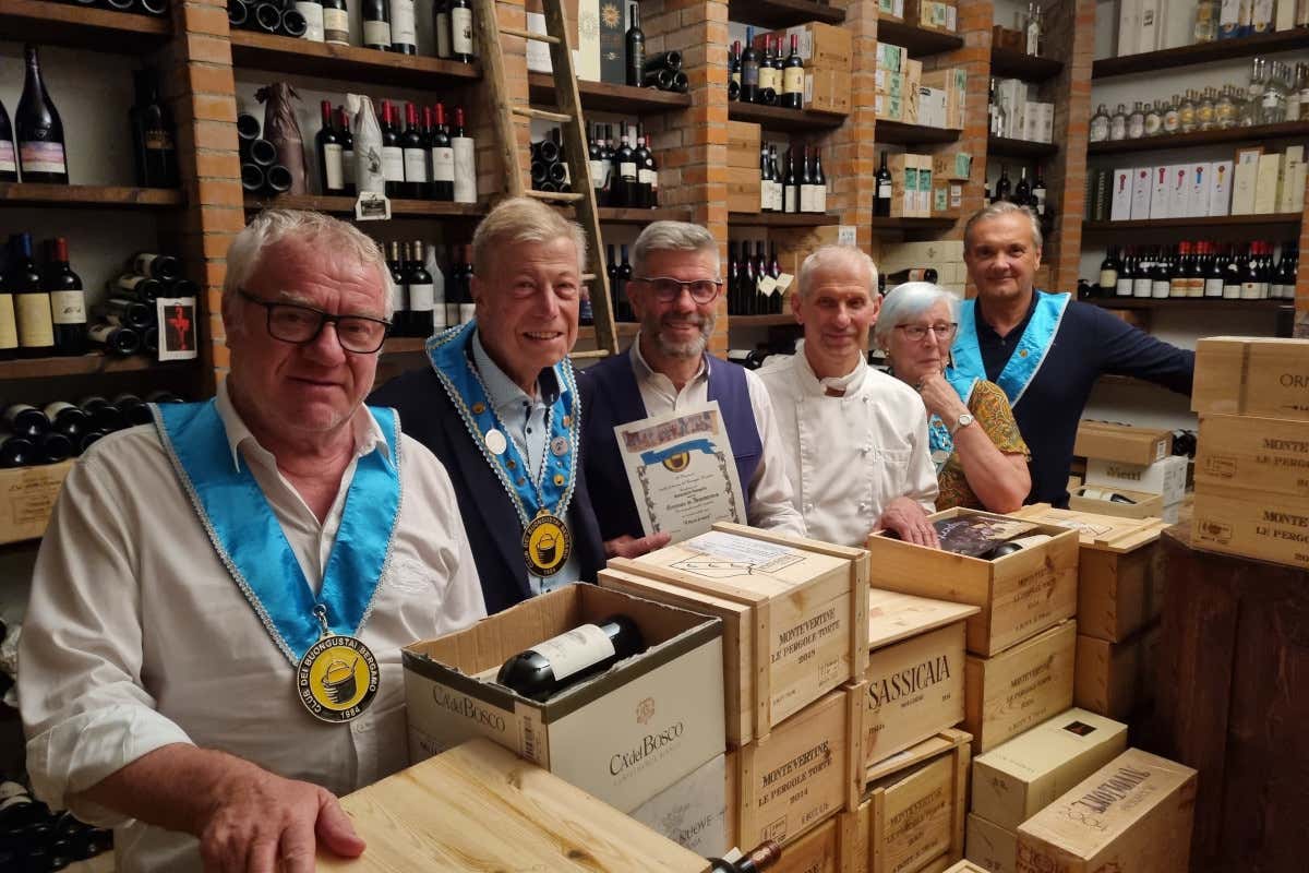 Da sinistra Dino Mangili, Dialma Bizioli, i fratelli Celestino e Tiziano Ferrari, Annamaria Belotti e Giuseppe Crusca Il ristorante Pampero di Ranzanico premiato dal Club dei Buongustai Da sinistra Dino Mangili, Dialma Bizioli, i fratelli Celestino e Tiziano Ferrari, Annamaria Belotti e Giuseppe Crusca Il ristorante Pampero di Ranzanico premiato dal Club dei Buongustai