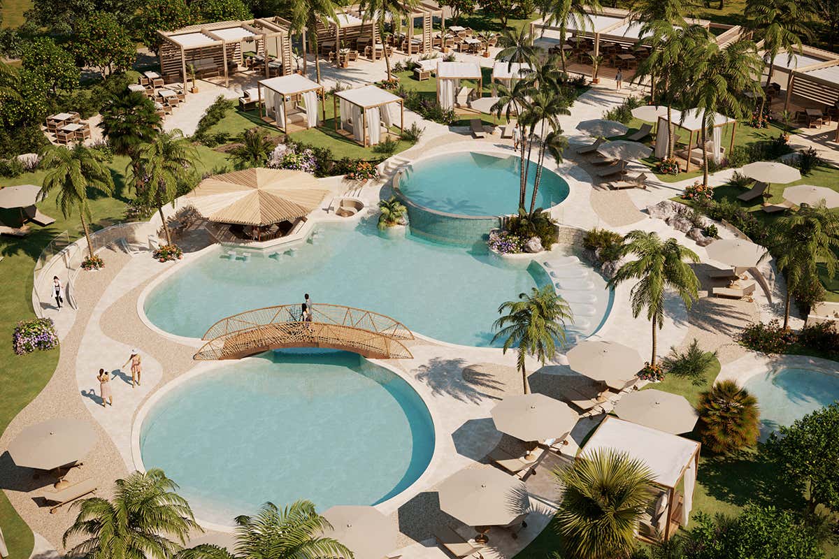 La piscina In estate apre 7Pines Resort Sardinia: lusso rilassato in Costa Smeralda