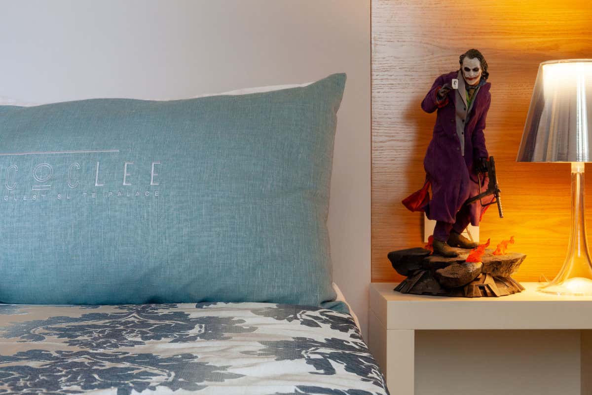 Hotel? Anche fumettoteca. Dormire tra manga e supereroi al Coclee Suite Palace