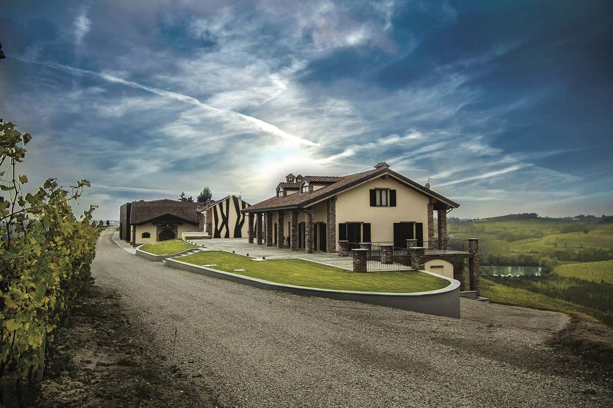 Estate tra i vigneti: Montalbera apre la sua terrazza con Jacuzzi