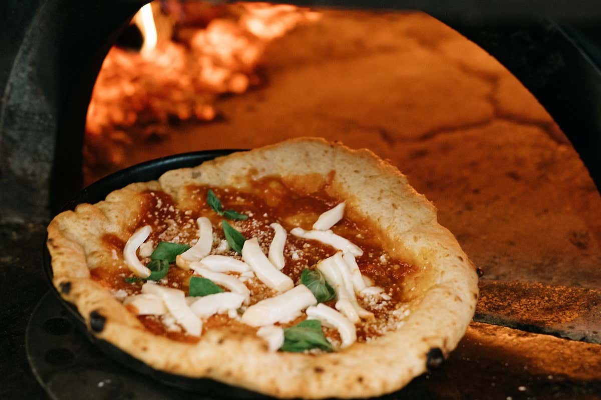 Sei a Napoli e vuoi mangiare una pizza centenaria? Vai da Starita Sei a Napoli e vuoi mangiare una pizza centenaria? Vai da Starita