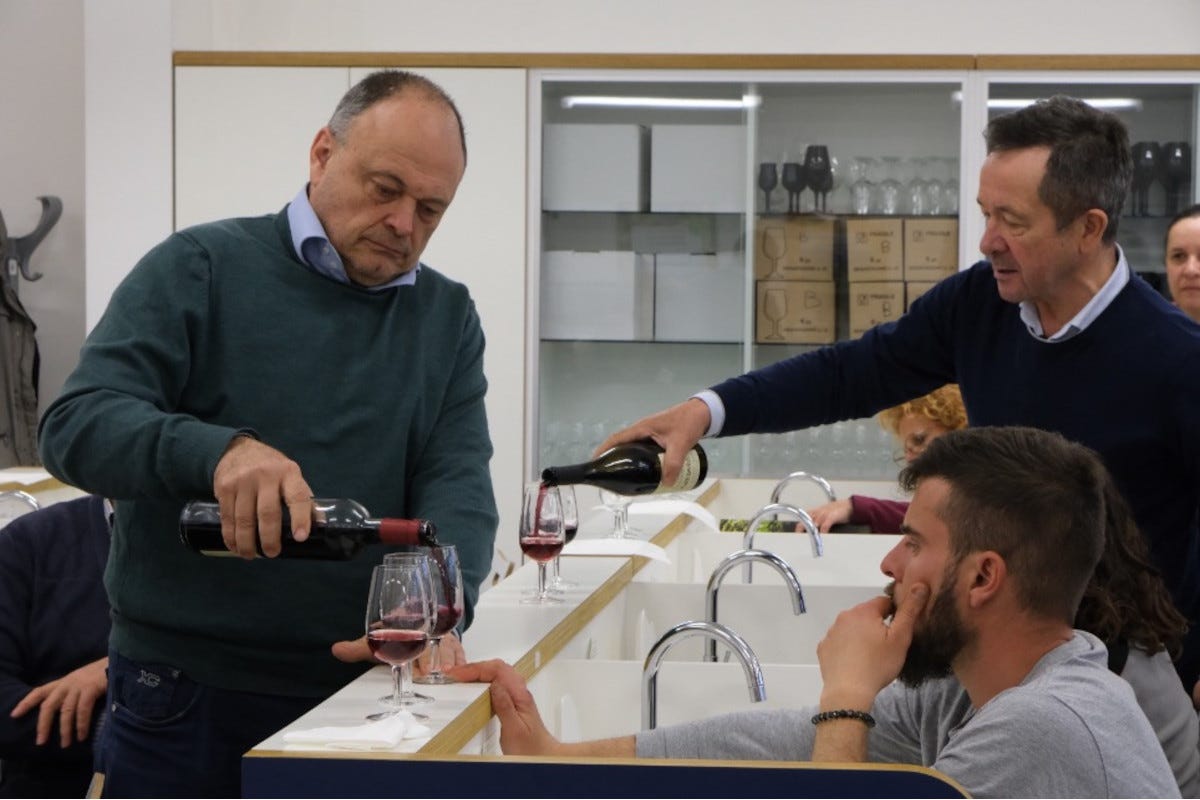 Marco Stefanini e l'enologo Luigino Bertolazzi versano alcune rarità. Foto: Gianmarco Guarise Nuova tendenza nel calice: salviamo i vini centenari