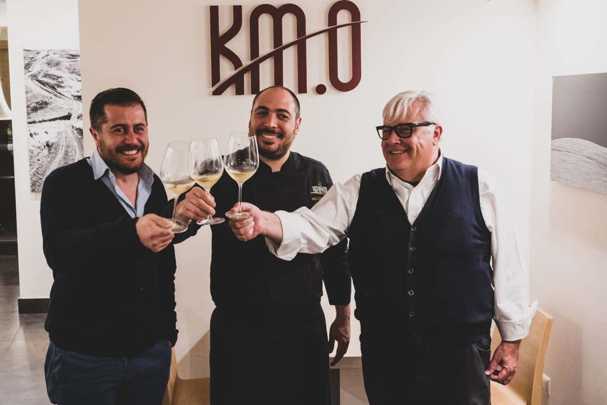 Giuseppe Pennisi di RossoRaro, lo chef Marco Cannizzaro e Piero Portale di Masseria Setteporte Zafferano del vulcano ed Etna Bianco Doc: abbinamento riuscito al ristorante Km.0 Giuseppe Pennisi di RossoRaro, lo chef Marco Cannizzaro e Piero Portale di Masseria Setteporte Zafferano del vulcano ed Etna Bianco Doc: abbinamento riuscito al ristorante Km.0