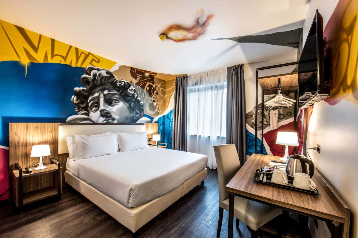 Quando la street art entra in camera: ecco il Muraless Art Hotel