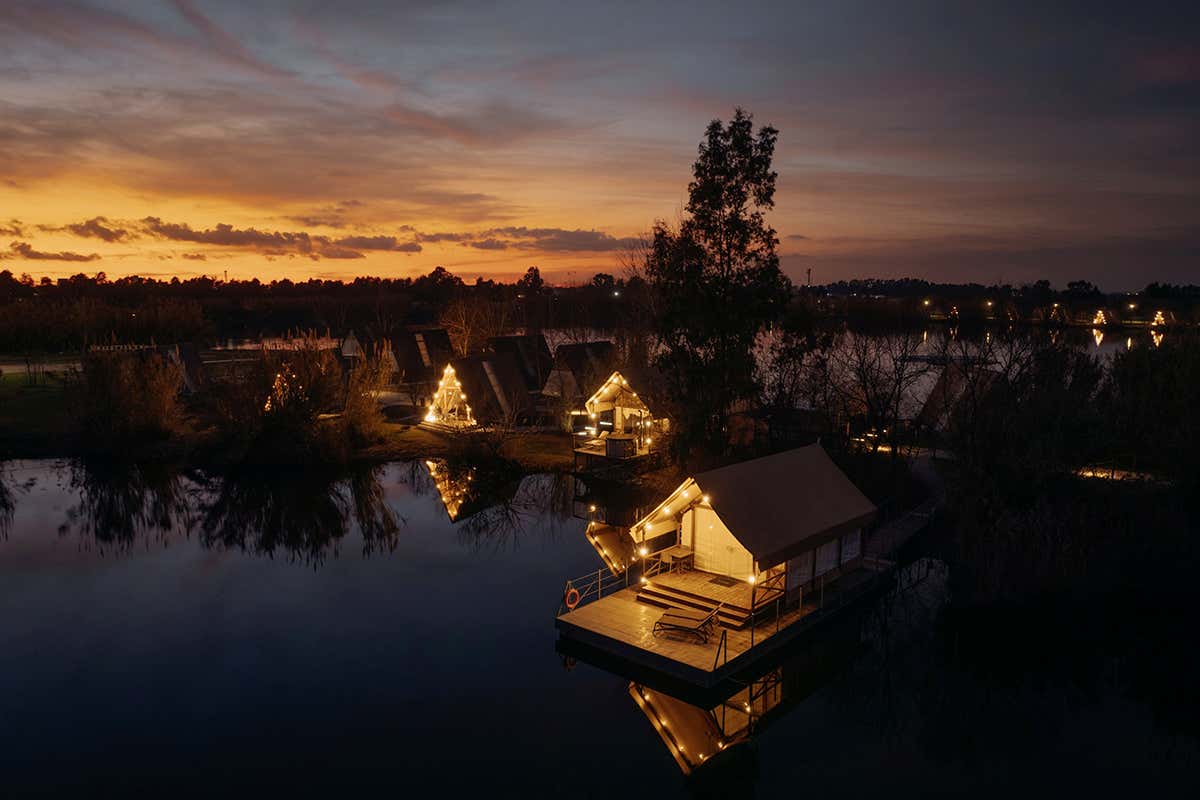 Tende e lodge sospesi sull’acqua, nel cuore dei Laghi Nabi
