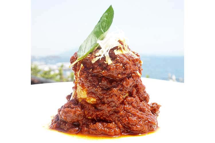 Menu a tema e tante iniziative particolari, dalla social dinner al cabaret - 7su7 Ragu&Genovese atto terzo Una settimana di cucina a Napoli