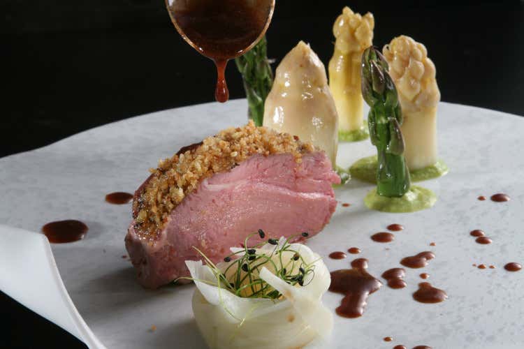 Scamone di agnello friulano con asparagi Ristorante La Torre, l’alta cucina al Castello di Spilimbergo