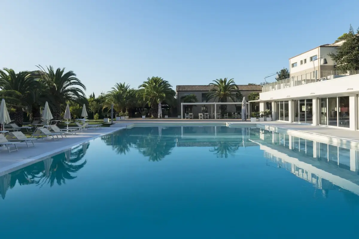 Finis Afric&aelig; Resort a Senigallia, il mondo in una stanza