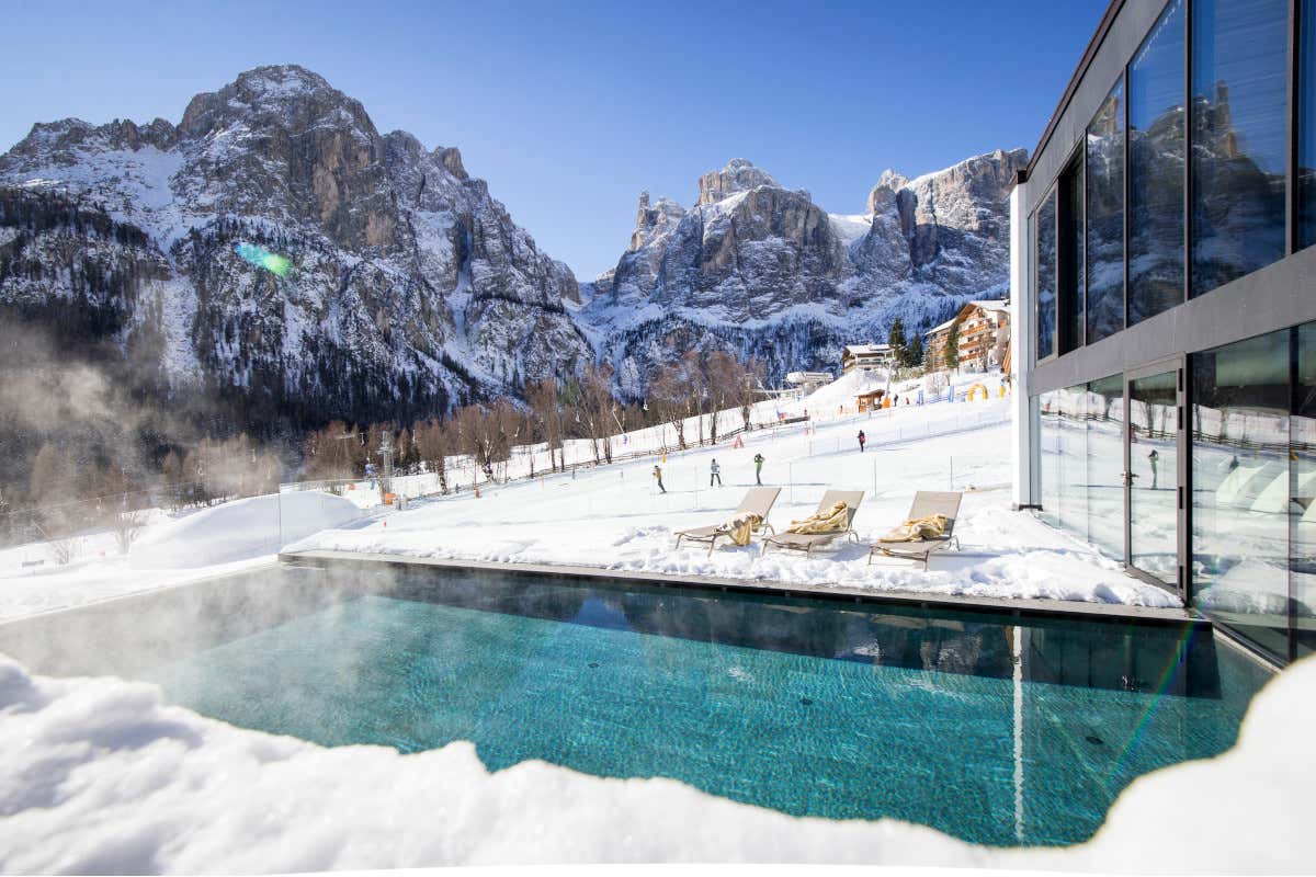 La piscina riscaldata del Romantik Hotel Cappella Apri la porta e scii. Dove? Al Romantik Hotel Cappella MANCANO FOTO
