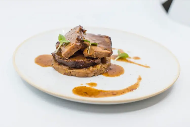 Stinco di vitello su zoccolo di patate di Godia, salsa alle senape e miele Savoia Excelsior Palace a Trieste, il fascino immutato del grand hotel