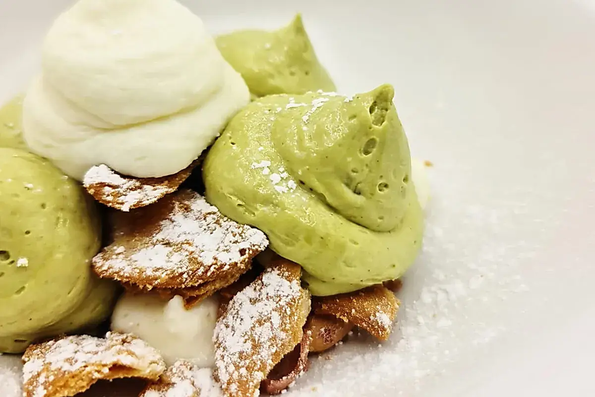 Cannolo di ricotta con cremoso al pistacchio Sardina PastaBar, piatti di mare come quadri d’autore