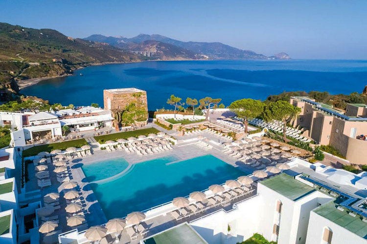 La zona piscina - In Sicilia e in Sardegna riaperti i 13 resort della famiglia Mangia
