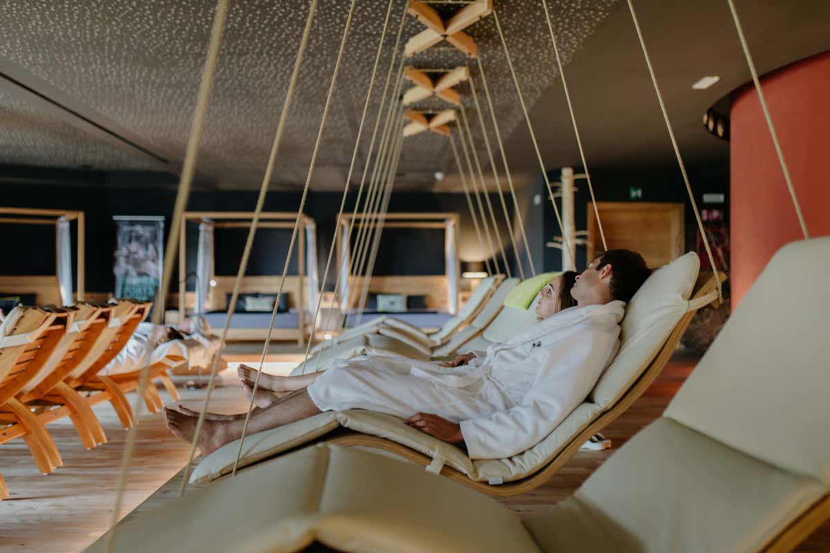 Riprendersi dalle feste con la sauna con vista del Cyprianerhof Dolomit Resort