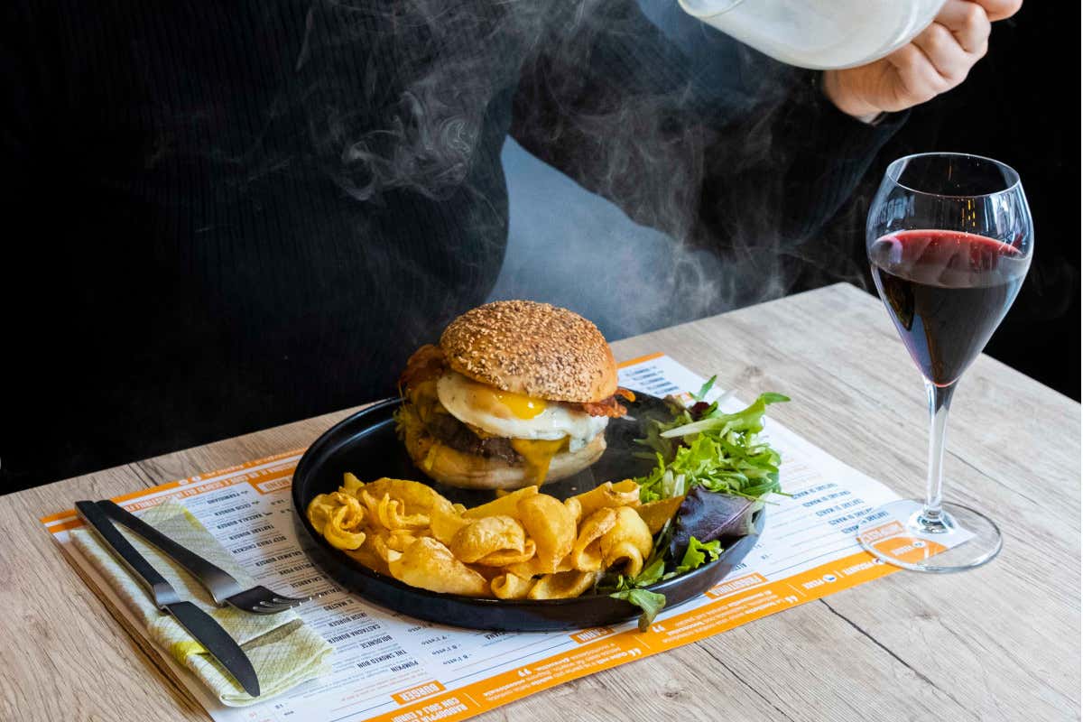 Nel quartiere Appio Claudio di Roma l'hamburger è… Morbido Nel quartiere Appio Claudio di Roma l'hamburger è… Morbido