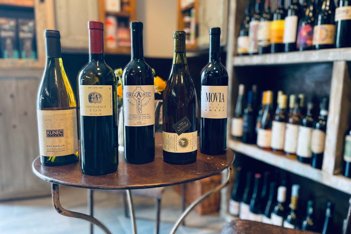 Entriamo da Spaccio Grosso, il wine bar con dispensa in zona Porta Pia