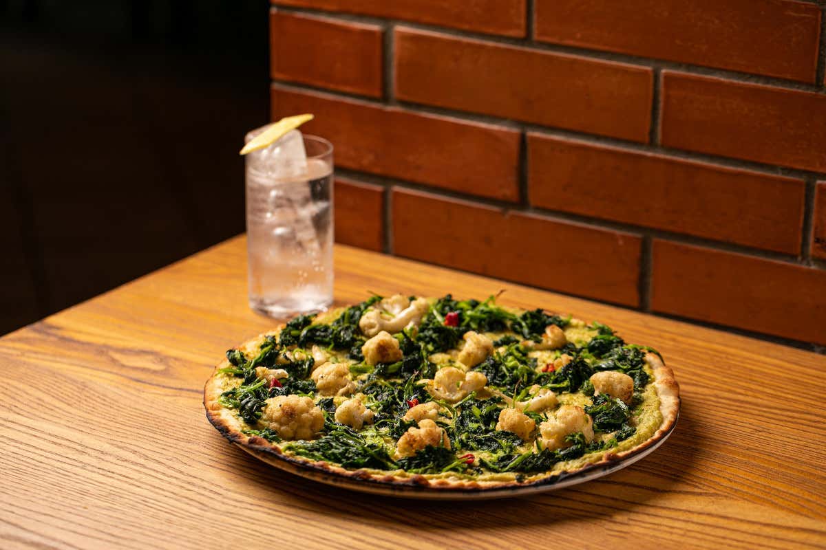 Quali cocktail abbinare alla pizza romana? Lo svela “Svario”