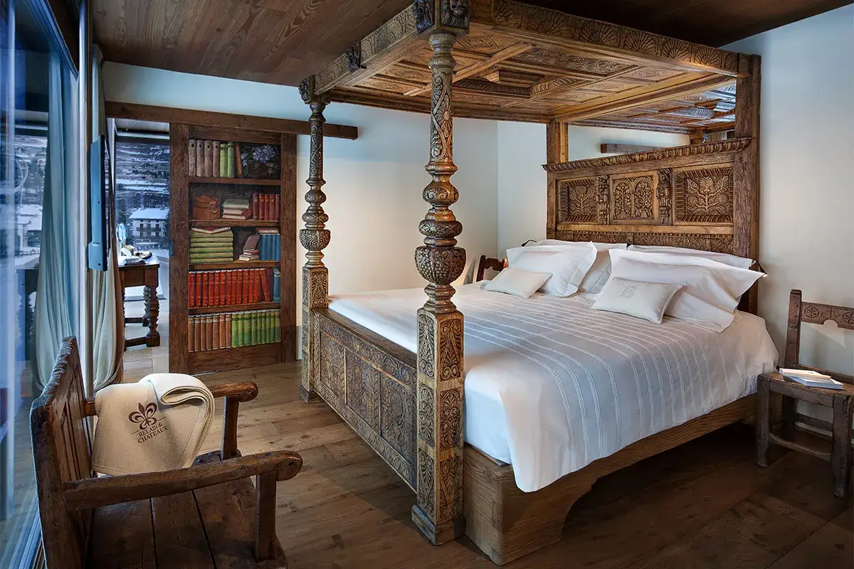 Il letto del 1600 della suite Il Nido degli Angeli Cogne, I valori dell&rsquo;hotel Bellevue&nbsp; Lusso e tradizioni di montagna