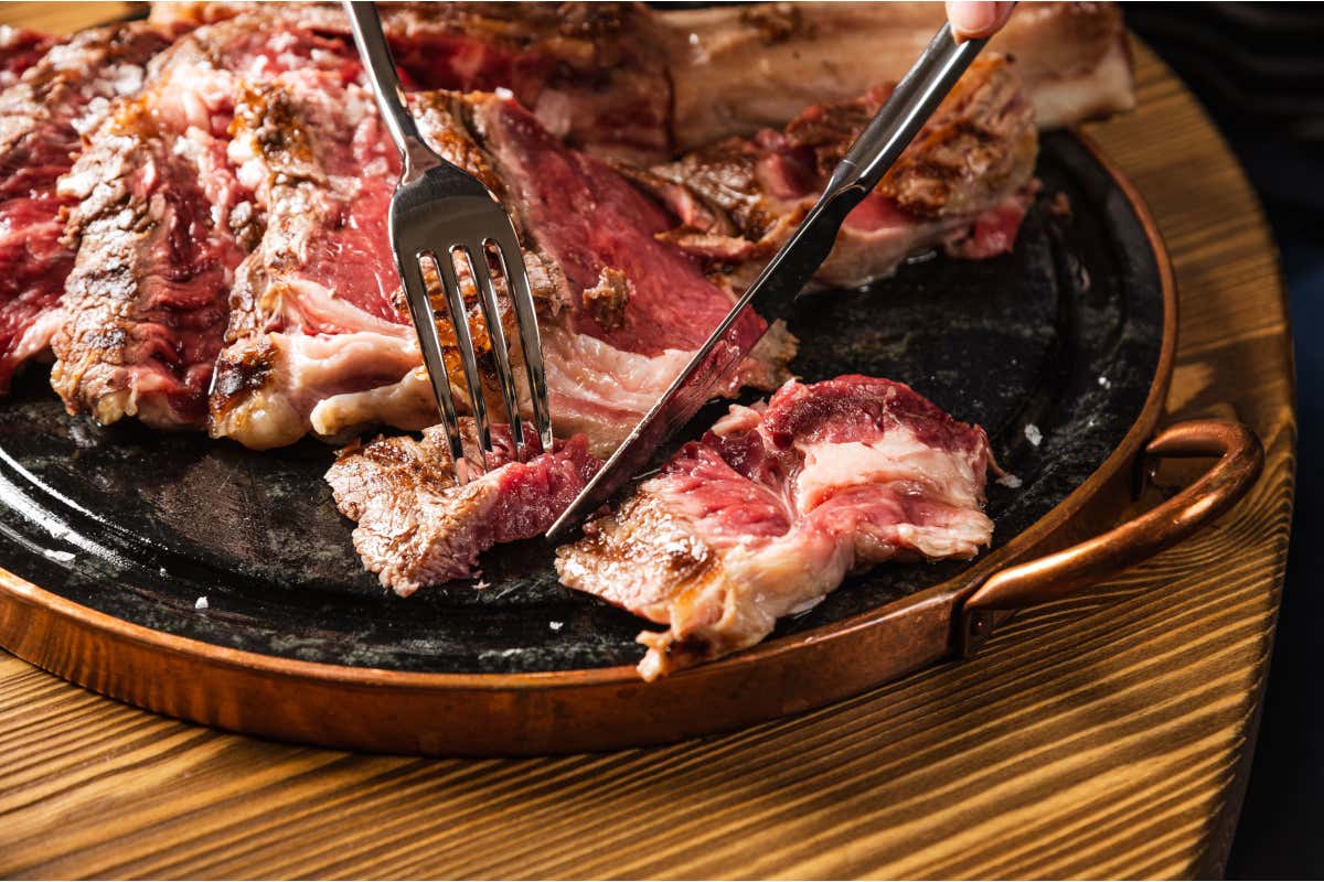 A San Lorenzo apre Rovente, osteria con brace che celebra la vaca vieja galiziana