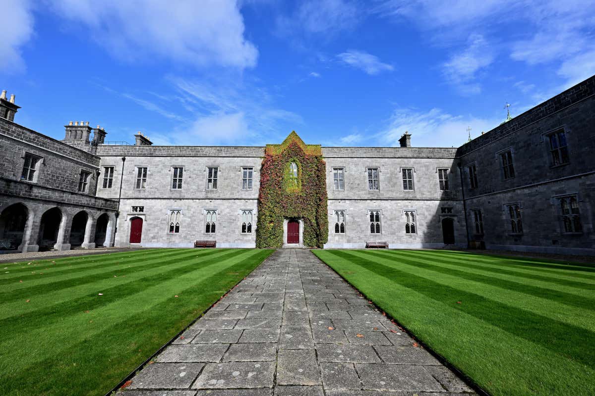 Alla scoperta di Galway con Nicola Coughlan, la Penelope di Bridgerton