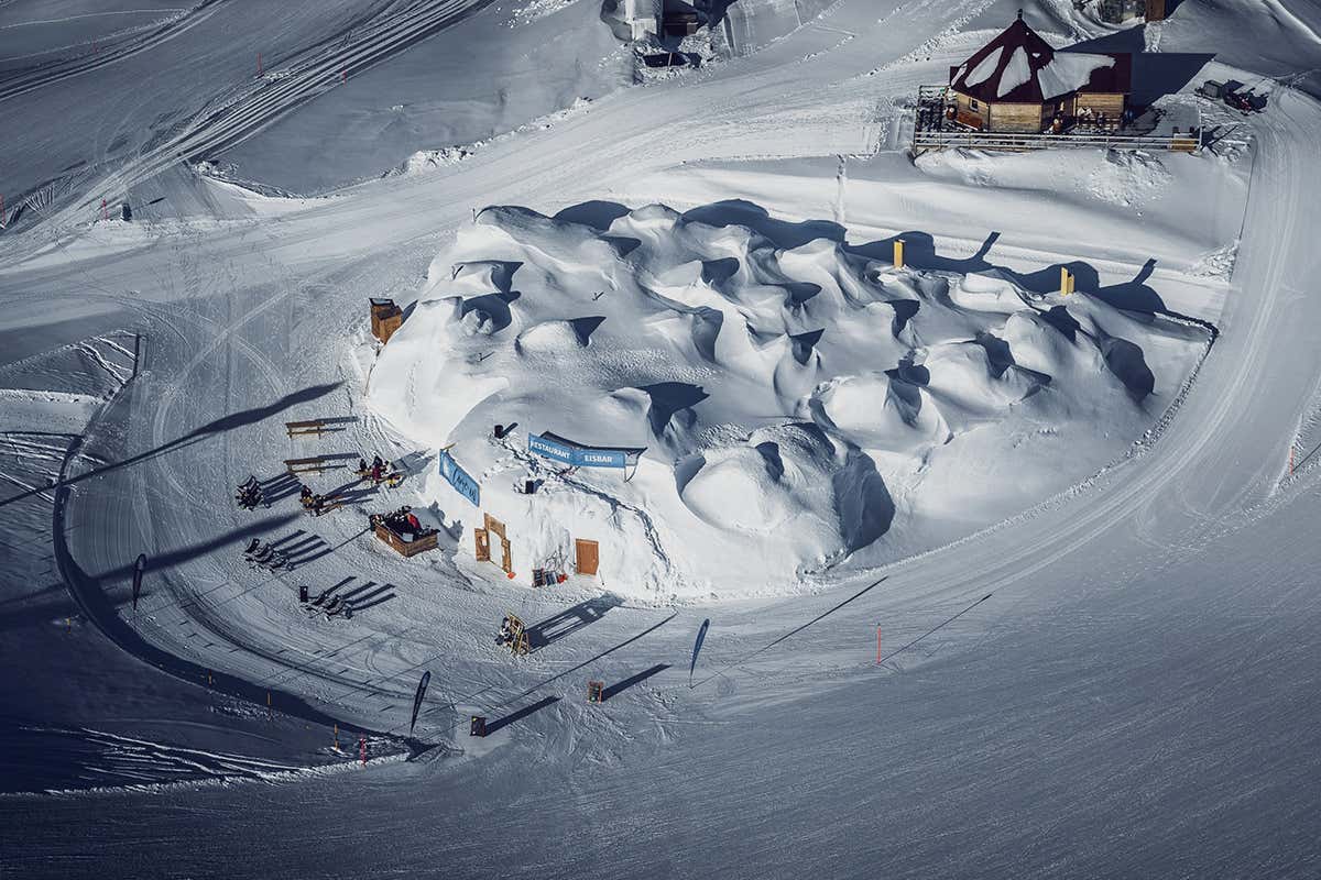 Un villaggio di igloo ricostruito ogni inverno, come una piccola città effimera