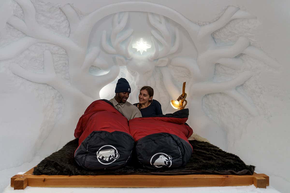 Interni scolpiti nel ghiaccio, tra arte e artigianato alpino nei Villaggi igloo in Svizzera
