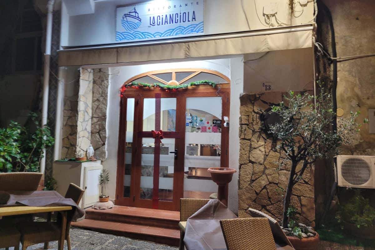 Viaggio a Cetara alla scoperta della colatura delle alici