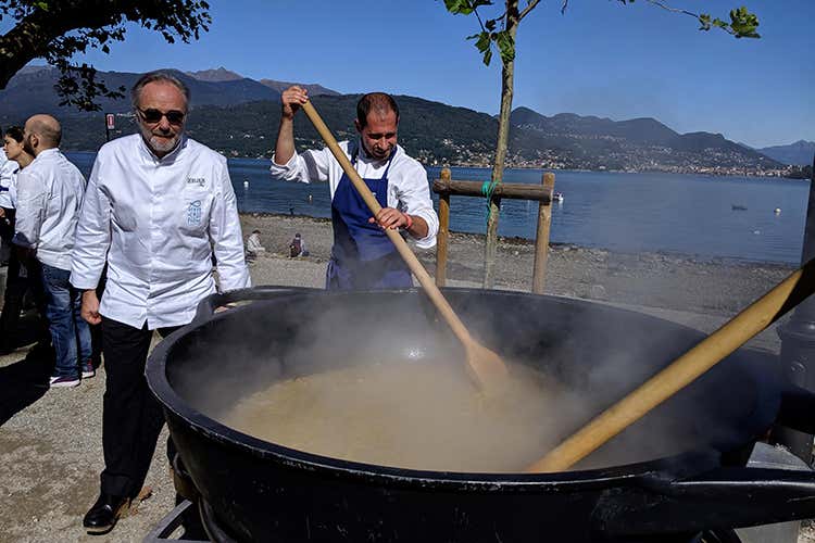 La risottata comune, al termine della due giorni. In foto, Marco Sacco (A Gente di lago e di fiume Territori diversi, ma cultura comune)