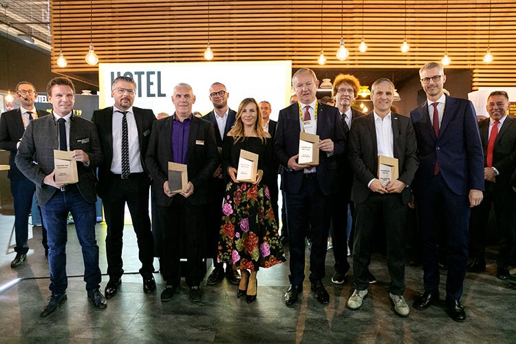 I vincitori dei Sustanibility Awards con, a destra, Armin Hilpold (A Hotel 2019 oltre 600 aziende Tema centrale, la sostenibilità)