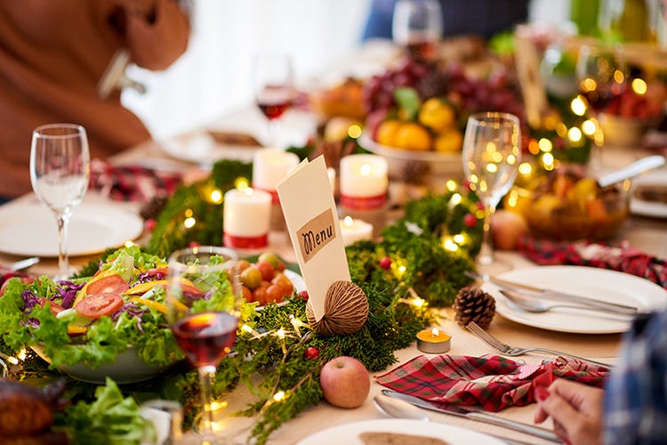 Pronti per i brindisi delle feste: gli italiani stapperanno 70 milioni di bottiglie (A Natale 2 italiani su 3 a casa In tavola i piatti della tradizione)