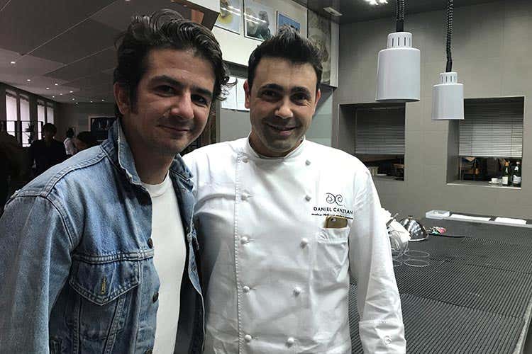Francesco Mandelli e Daniel Canzian (A Tavola con... Francesco Mandelli &laquo;Che buono il pollo mangiato con le mani&raquo;)
