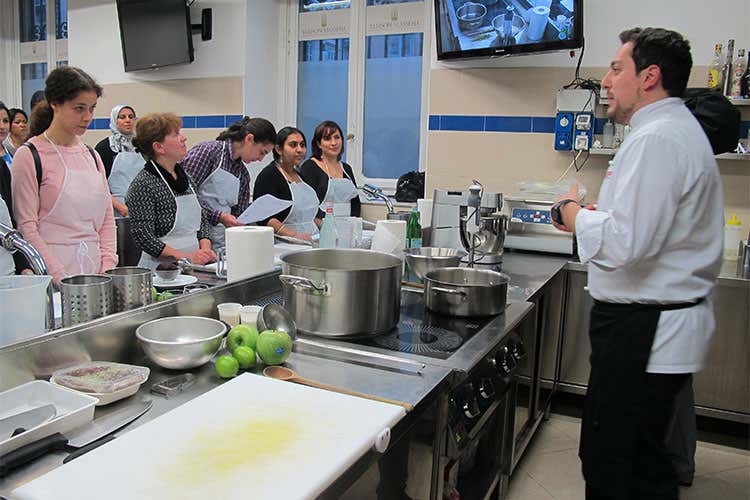 A Torino, donne di diversa nazionalità in un corso di cucina dal respiro solidale A Torino, donne di diversa nazionalità in un corso di cucina dal respiro solidale