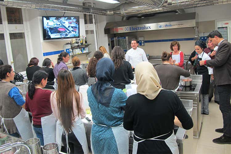 A Torino, donne di diversa nazionalità in un corso di cucina dal respiro solidale A Torino, donne di diversa nazionalità in un corso di cucina dal respiro solidale