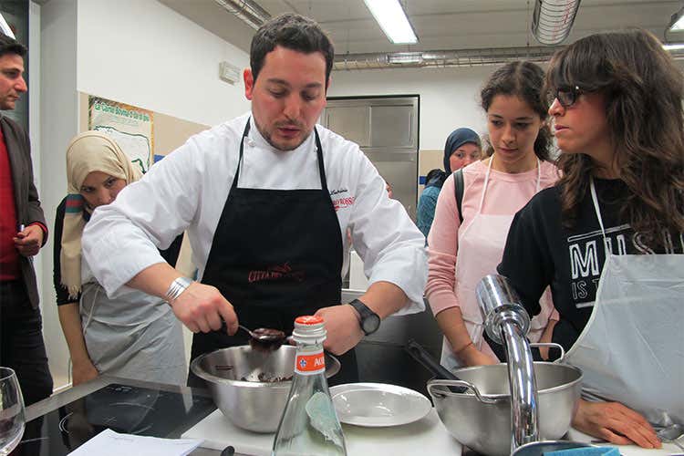 A Torino, donne di diversa nazionalità in un corso di cucina dal respiro solidale A Torino, donne di diversa nazionalità in un corso di cucina dal respiro solidale