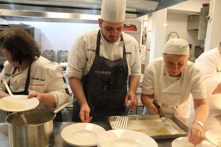 (A prova di chef A Gourmeet sfida tra amici ai fornelli) (A prova di chef A Gourmeet sfida tra amici ai fornelli)